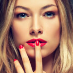 Frau mit roten Lippen und Nägeln