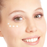 Eine junge Frau mit Gesichtscreme gegen trockene Haut