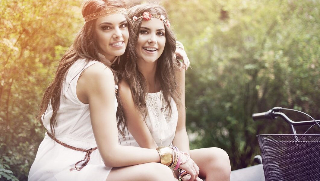 Zwei Mädchen im Hippie-Lok